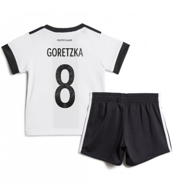 Lacne Dětský Futbalové dres Nemecko Leon Goretzka #8 MS 2022 Krátky Rukáv - Domáci (+ trenírky)